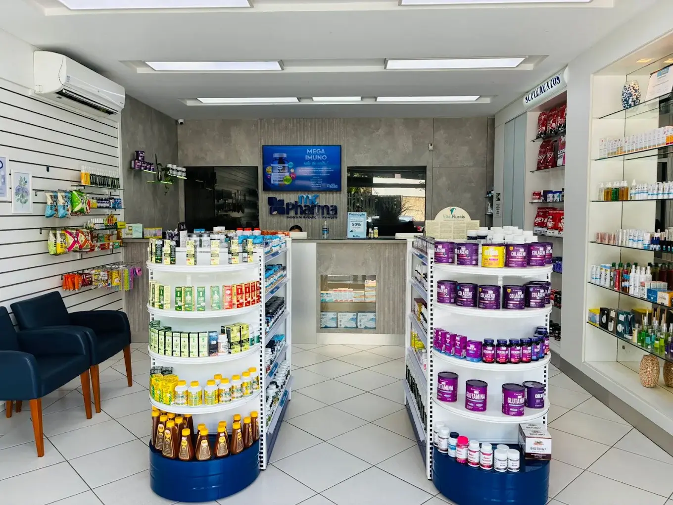Interior da M&C Pharma, farmácia de manipulação que atende Jundiaí e região